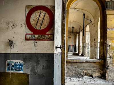 ...svelando cos� lunghi silenziosi padiglioni, rari macchinari e poi scritte, cartelli e giornali risalenti a quasi mezzo secolo fa